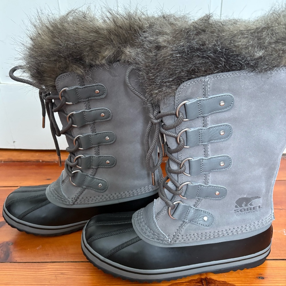 Sorel Women's Gray and Black Winter Boots